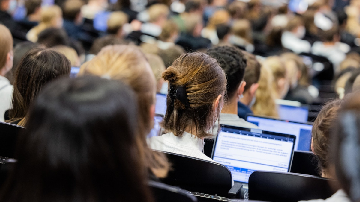 Voller Hörsaal: Ein großer Teil der Studentenschaft ist schon jetzt zum Pendeln gezwungen. - dpa