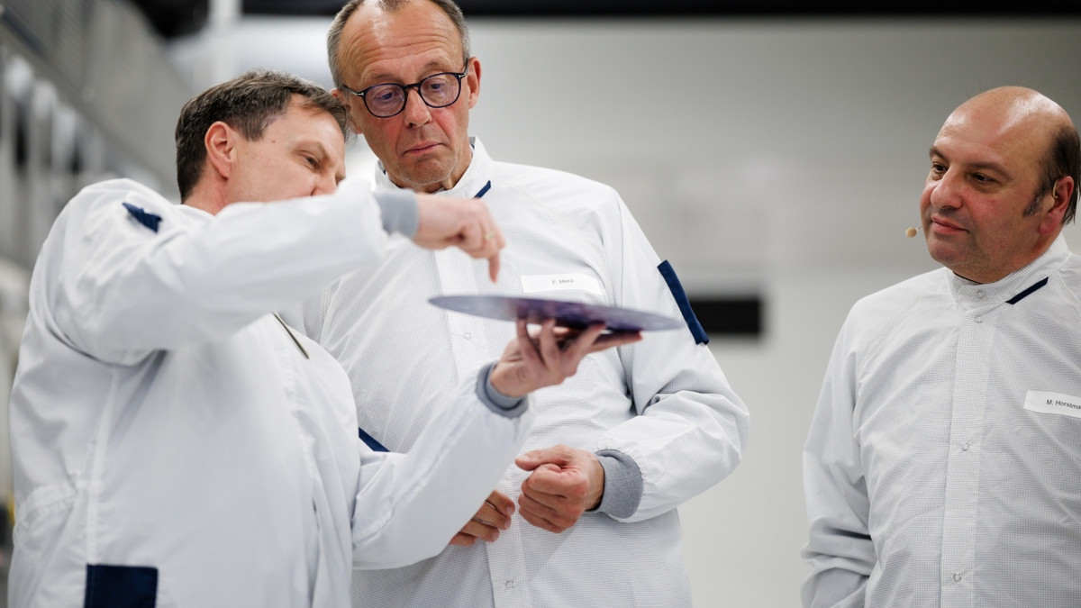 Bundeskanzler Friedrich Merz mit Abteilungsleister Jens Kober (links) und Fabrikchef Manfred Hostmann in der Dresdner Chipfabrik von Globalfoundries - EPA