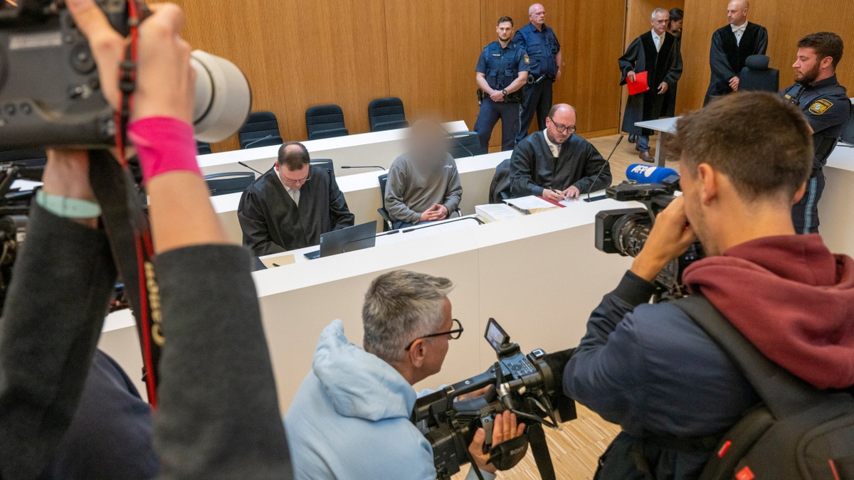 Einer der wegen Geheimdiensttätigkeit Angeklagten zum Prozessbeginn im Mai in München. - dpa