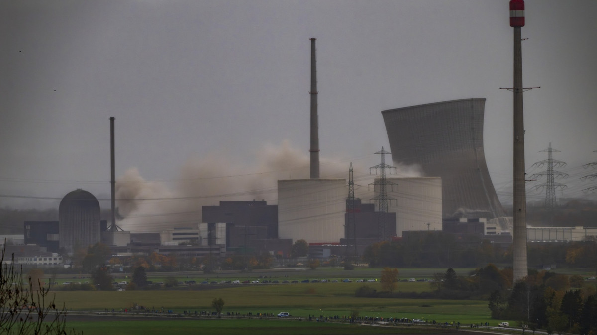 Zahlreiche Schaulustige: Kühltürme von Ex-Atomkraftwerk in Bayern gesprengt