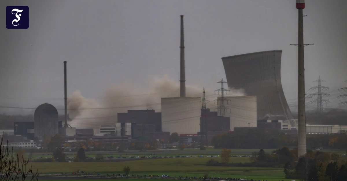 Zahlreiche Schaulustige: Kühltürme von Ex-Atomkraftwerk in Bayern gesprengt