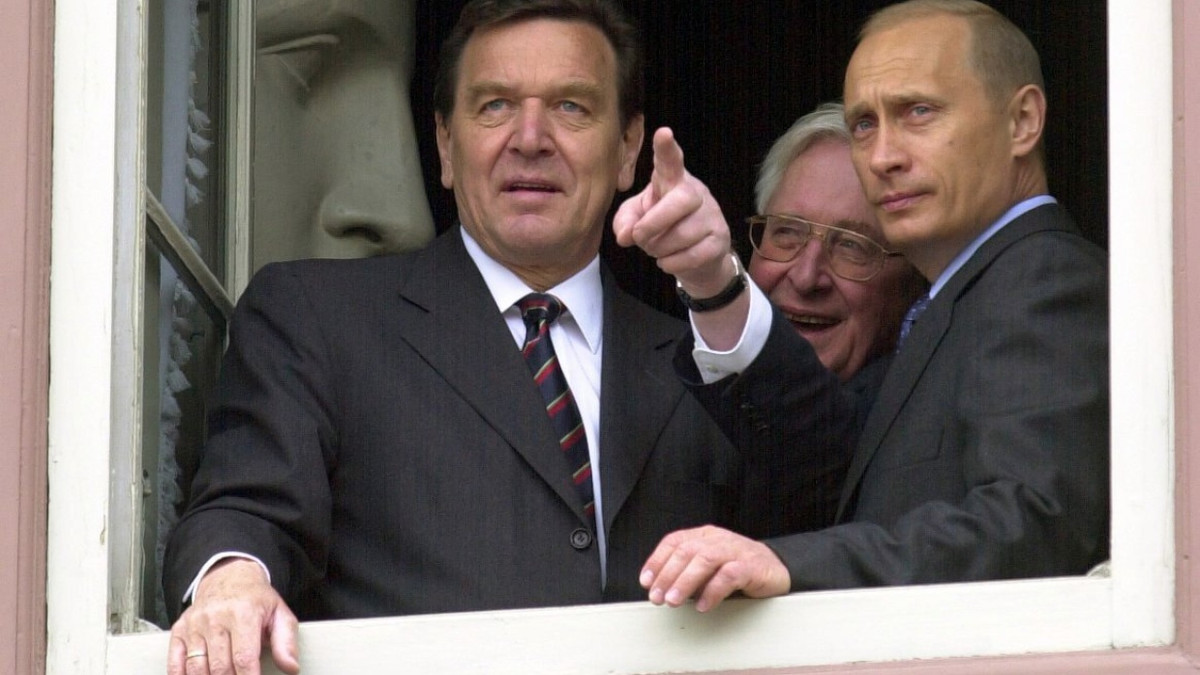 Gute Freunde: Gerhard Schröder und Wladimir Putin im Jahr 2002 in Weimar, hinter ihnen der Thüringer Ministerpräsident Bernhard Vogel - dpa