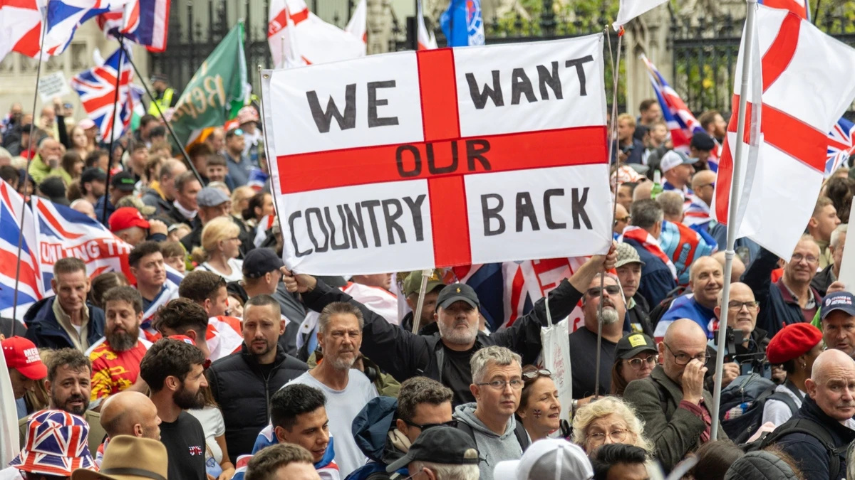 Ultrarechte Kundgebung: Mehr als 100.000 Menschen demonstrieren in London gegen Asylpolitik