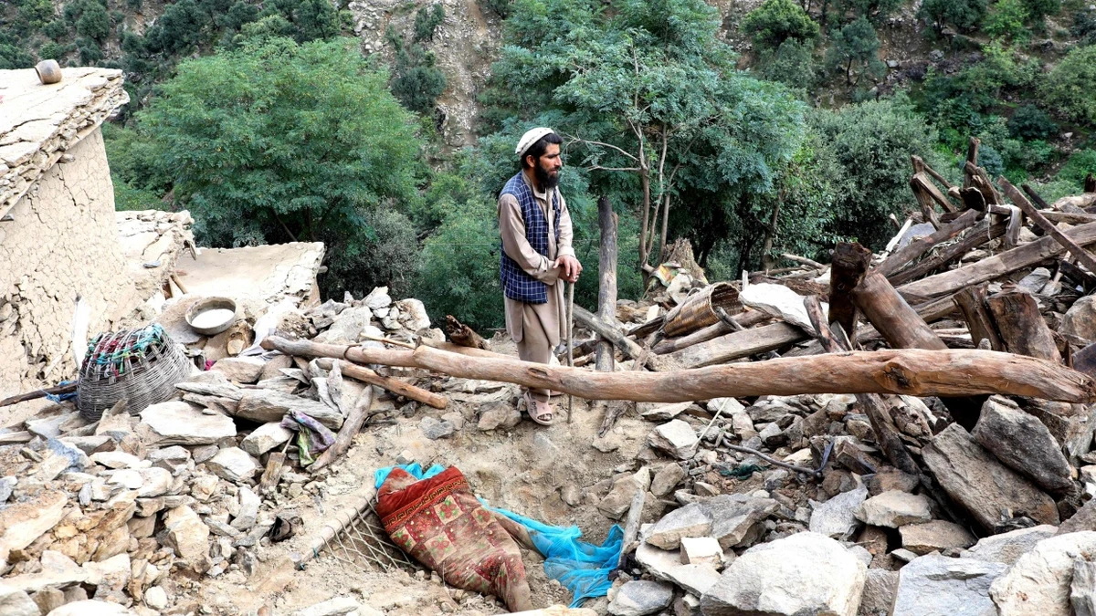 Haus in Trümmern: Der Nurgal-Distrikt in der Provinz Kunar wurde besonders stark vom Erdbeben getroffen. - AFP