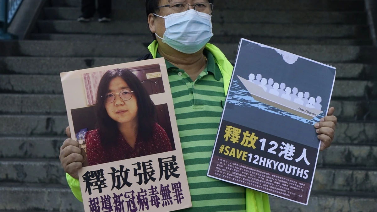 Das war Ende Dezember 2020: Ein Demonstrant in Hongkong protestiert vor dem Büro der chinesischen Zentralregierung in Hongkong gegen die Inhaftierung von Zhang Zhan. Jetzt wurde sie wieder verurteilt. - dpa