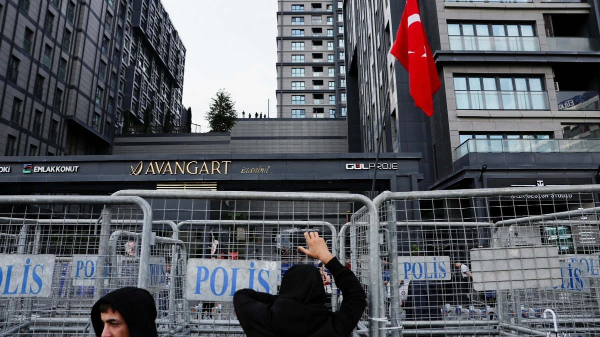 Demonstranten am Montag vor der abgeriegelten CHP-Provinzparteizentrale in Istanbul - Reuters