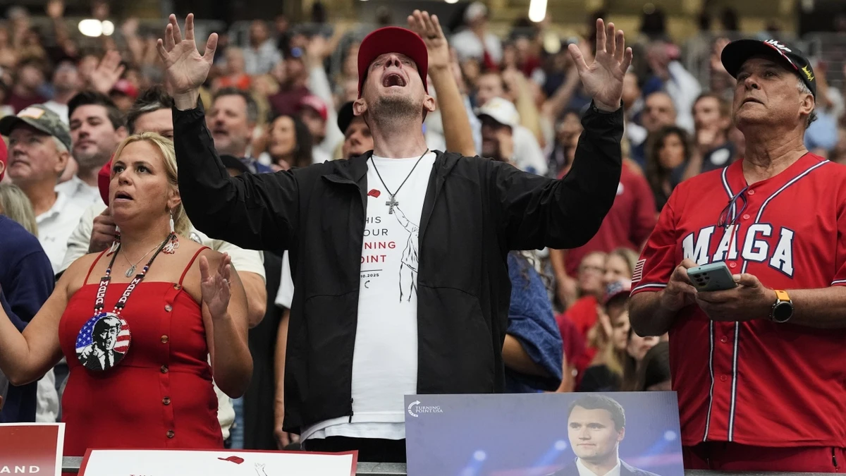 Vor der Gedenkfeier für Kirk fand auch ein Gottesdienst in dem Stadion in Glendale statt. - dpa