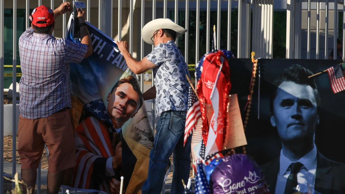 Anhänger des getöteten Aktivisten Kirk vor dem Hauptsitz von Turning Point USA in Phoenix - AFP