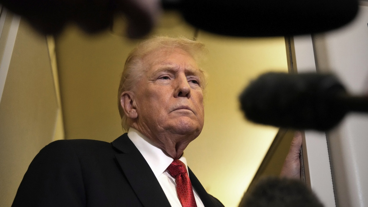 US-Präsident Donald Trump spricht zu Reportern an Bord der Air Force One auf dem Weg zur Joint Base Andrews auf dem Rückweg von einer Reise nach Florida. - dpa