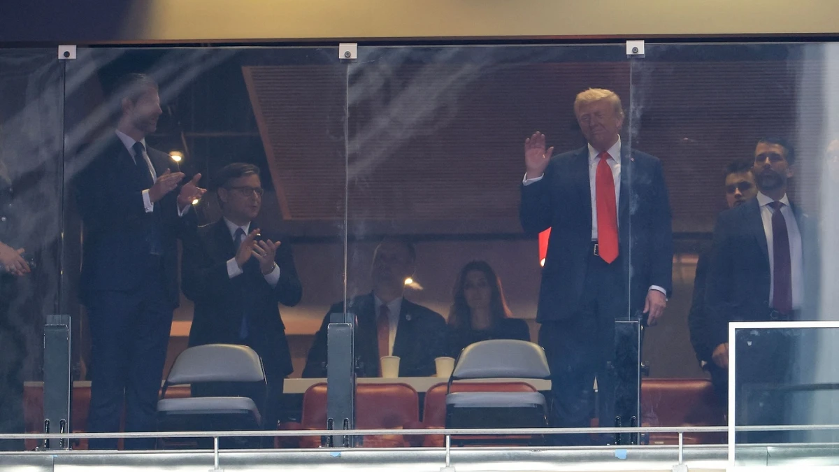 US-Präsident Trump grüßt die Besucher aus einer Loge des Football-Stadions in Glendale. - AFP