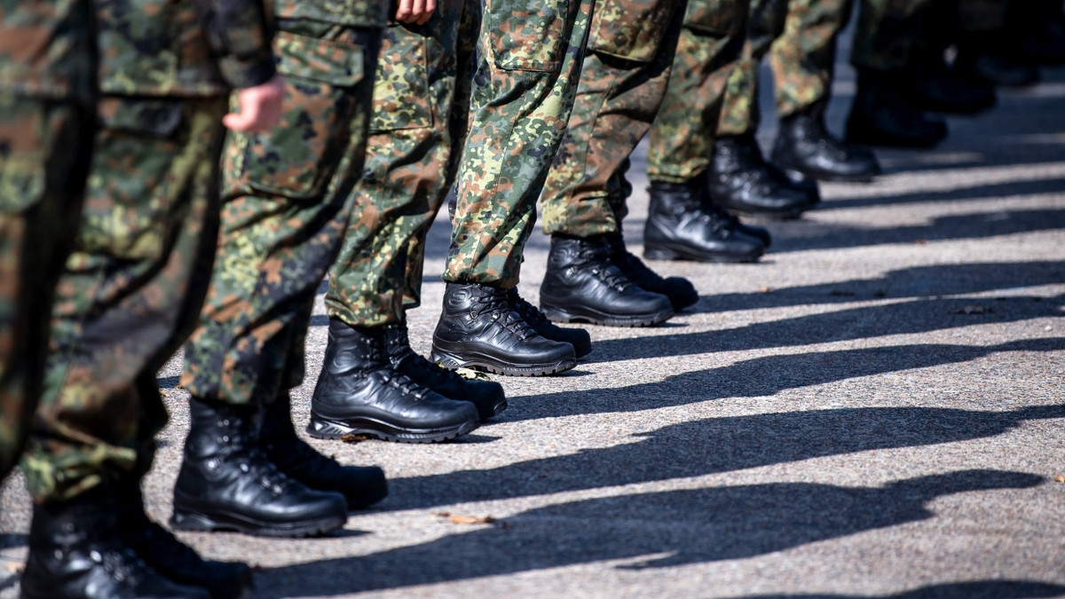 Vor Beginn der Bundestagsberatungen über den neuen Wehrdienst spricht sich eine Mehrheit der Bürger für die Wiedereinführung der Wehrpflicht aus. - dpa