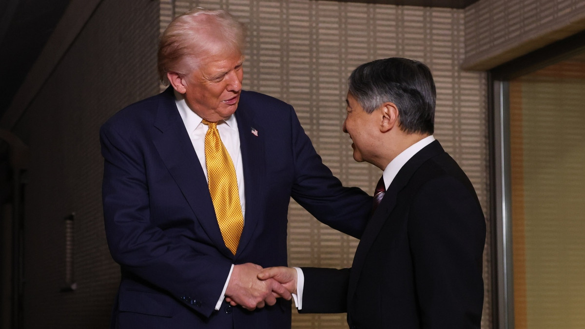 US-Präsident Donald Trump und Japans Kaiser Naruhito schütteln sich während ihres Treffens im Kaiserpalast in Tokio die Hände. - dpa