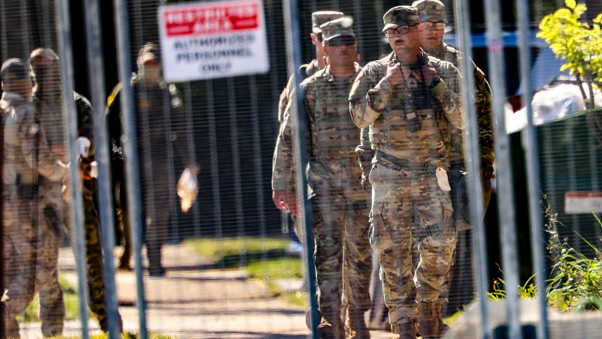 Mitglieder der texanischen Nationalgarde gehen vor dem ICE-Verarbeitungszentrum in Broadview in der Nähe von Chicago. - dpa
