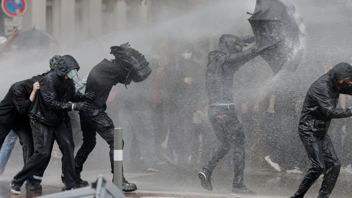 Bei Frankreichs Protestdemonstrationen kamen auch Wasserwerfer zum Einsatz. - dpa