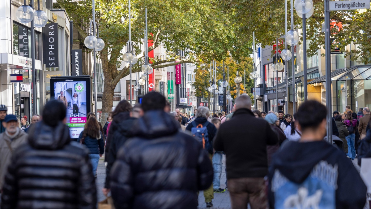 Passanten in Köln (Symbolbild) - dpa