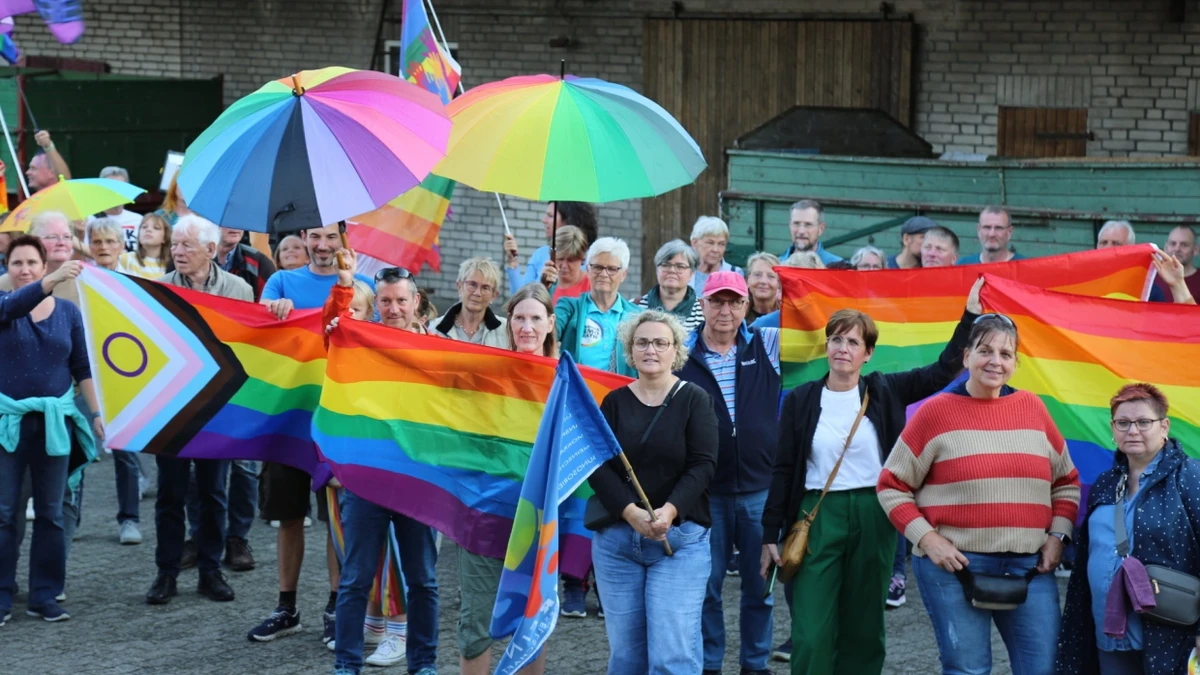 Nach Flaggendiebstahl: Dorf hisst Regenbogenfahnen aus Solidarität mit Nachbarn