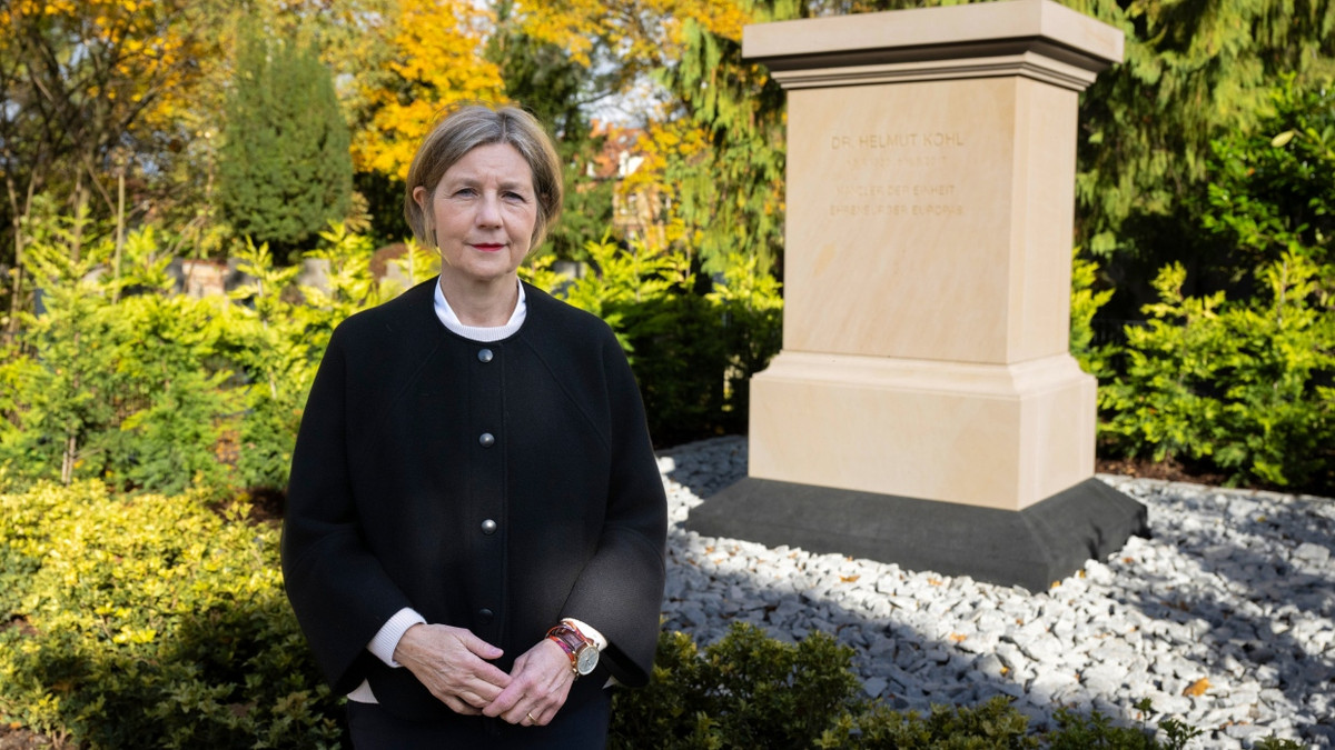 Ein Denkmal im Park: Gestaltung von Helmut-Kohl-Grab beendet Ein Denkmal im Park: Gestaltung von Helmut-Kohl-Grab beendet