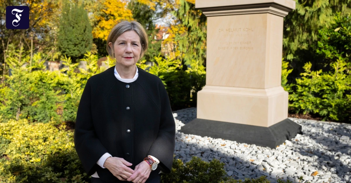Ein Denkmal im Park: Gestaltung von Helmut-Kohl-Grab beendet