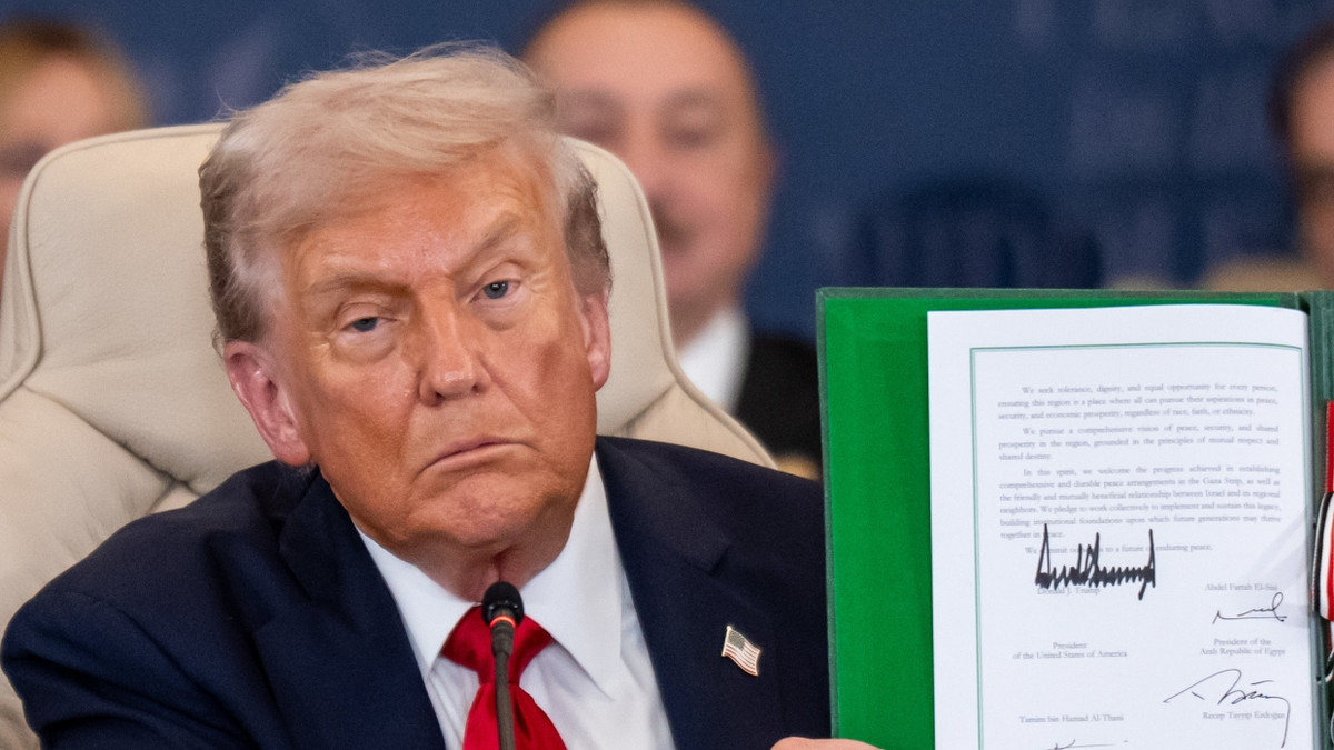 US-Präsident Trump bei der Unterzeichnung des Friedensvertrags auf dem Gaza-Gipfel in Ägypten. - dpa