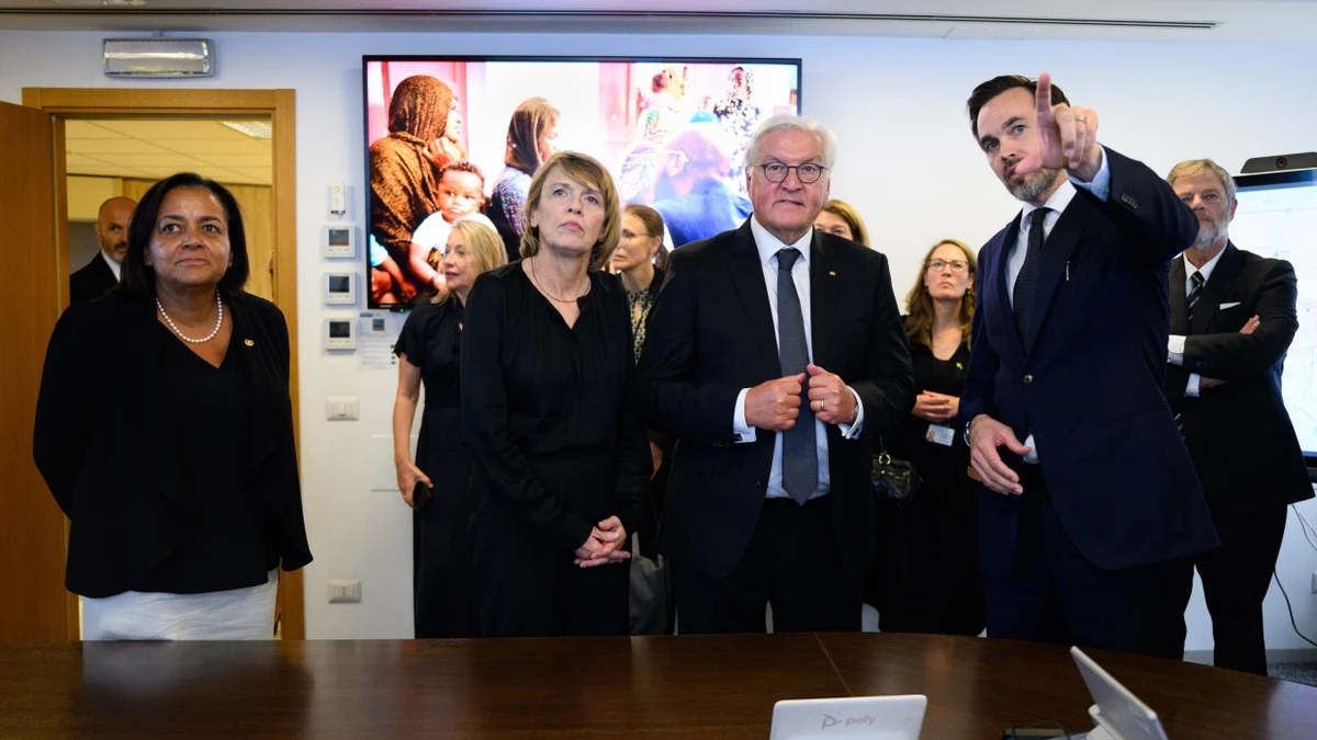 Bundespräsident Steinmeier und seine Frau lassen sich bei einem Besuch der in Rom ansässigen Organisationen der Vereinten Nationen u.a. von Valerie Guarnieri über die Ernährungssituation im Sudan informieren. - dpa