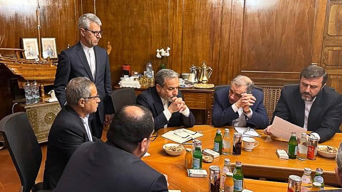 Irans Delegation in Wien: Außenminister Abbas Araghtschi (3.v.r) auf einem bei Telegram veröffentlichten Foto - dpa