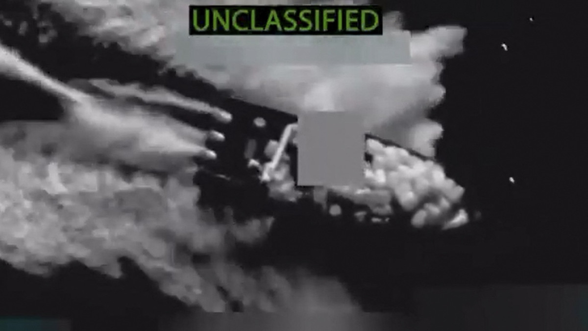 Aufnahmen des US-Verteidigungsministeriums zeigen angebliches Drogenboot vor einem Angriff. - AFP