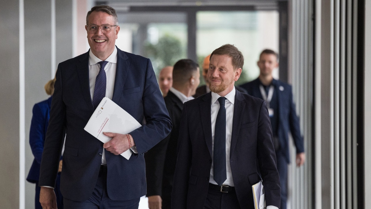Treffen in Mainz: Alexander Schweitzer (SPD), Ministerpräsident von Rheinland-Pfalz, und Michael Kretschmer (CDU), Ministerpräsident von Sachsen - dpa