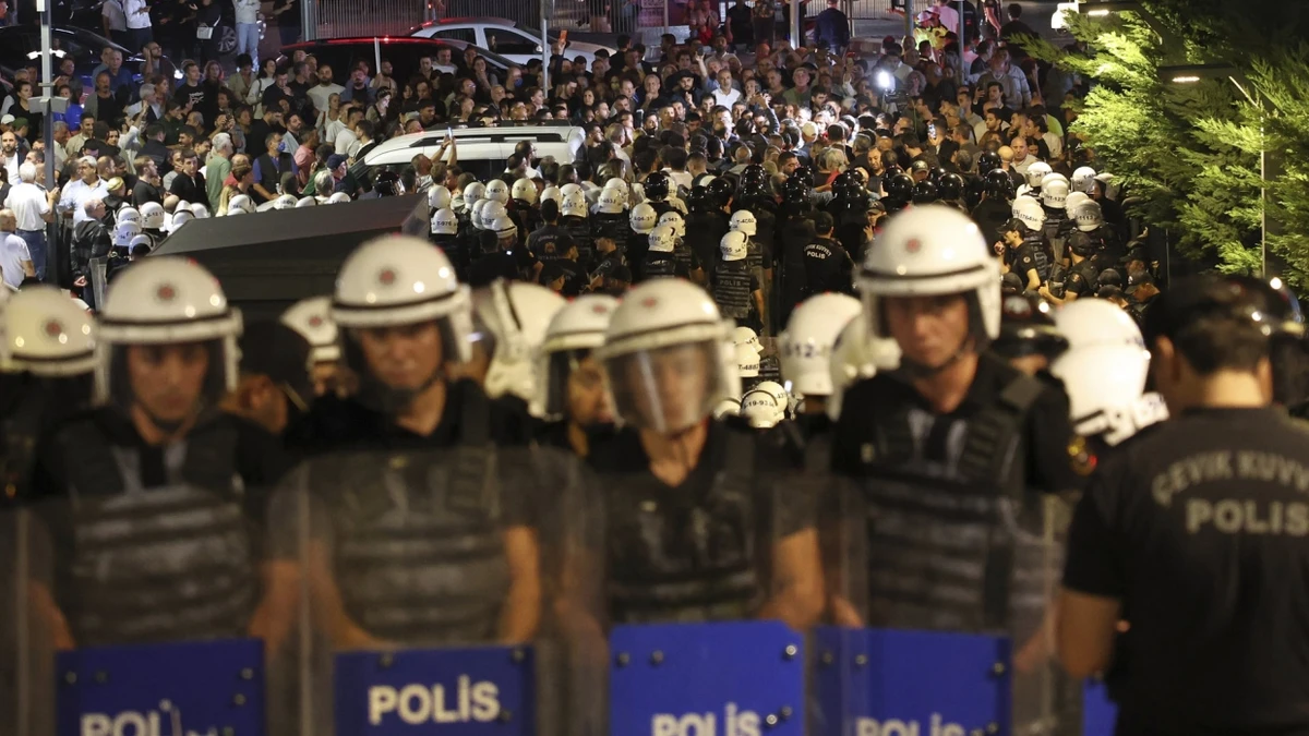 Türkische Polizisten stehen Wache und blockieren den Zugang zum Hauptquartier der türkischen Oppositionspartei CHP. - Berk Ozkan/AP/dpa