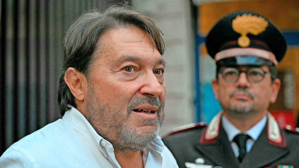 Sigfrido Ranucci nach dem Bombenanschlag, bei dem sein Auto und das seiner Tochter zerstört wurde. - AFP