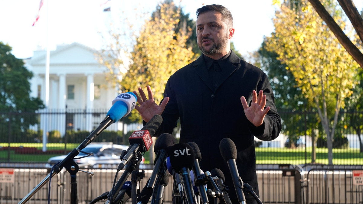 Wolodymyr Selenskyj, Präsident der Ukraine, spricht zu Journalisten im Lafayette Park gegenüber dem Weißen Haus nach einem Treffen mit US-Präsident Trump. - dpa