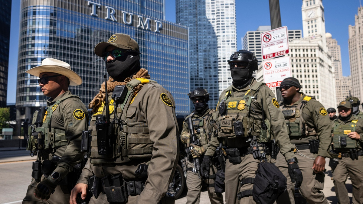 Chicago: Bundesbeamte der US-Einwanderungsbehörde gehen den West Wacker Drive entlang. - dpa