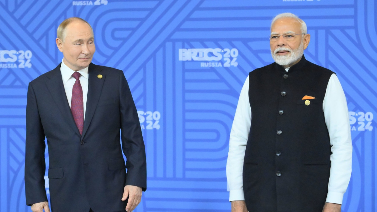 Russlands Präsident Wladimir Putin (l) und Narendra Modi, Präsident von Indien - dpa