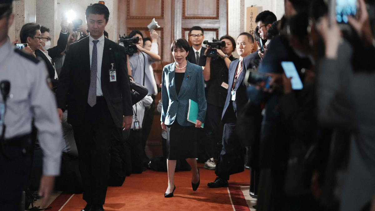 LDP-Chefin Sanae Takaichi auf dem Weg zur Unterzeichnung des Koalitionsvertrags mit der Innovationspartei - AFP