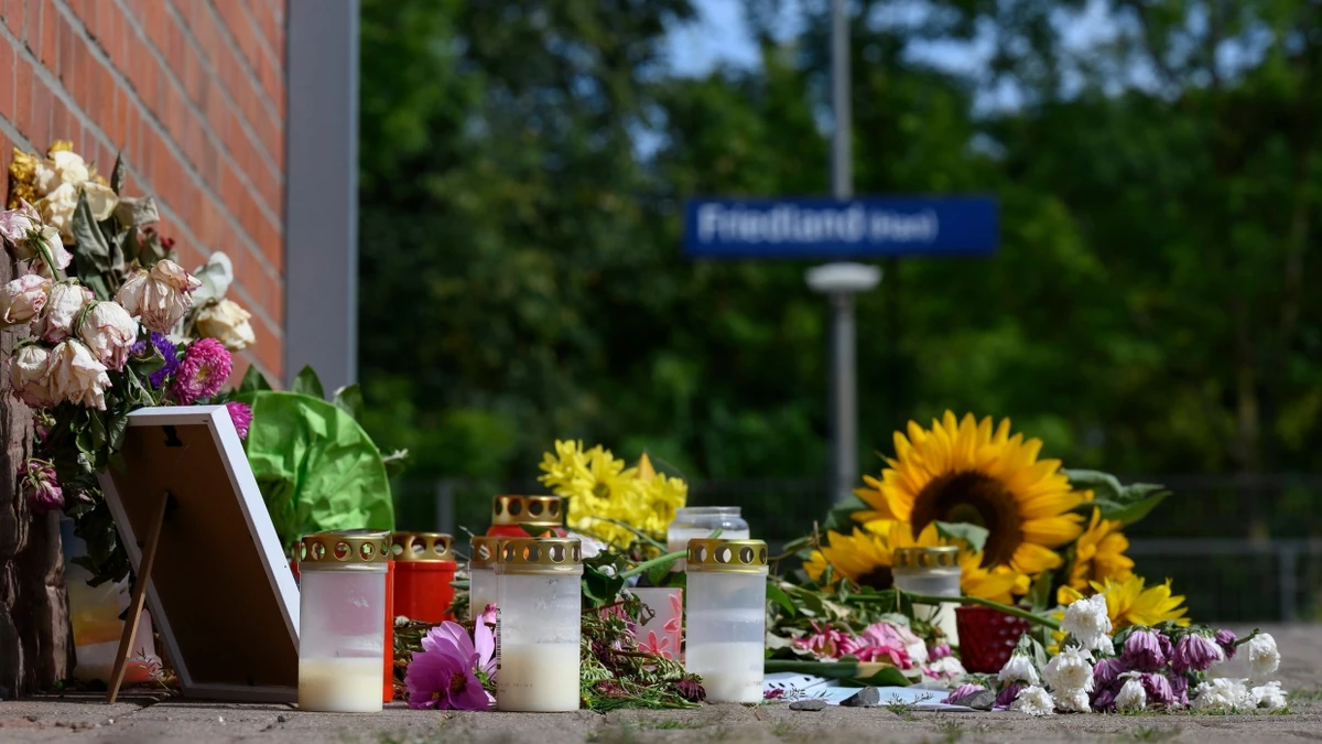 Nach der Tat: Kerzen und Blumen stehen am ehemaligen Bahnhofsgebäude in Friedland - dpa