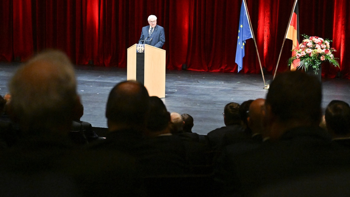 Frank-Walter Steinmeier am Donnerstag im Badischen Staatstheater in Karlsruhe - dpa