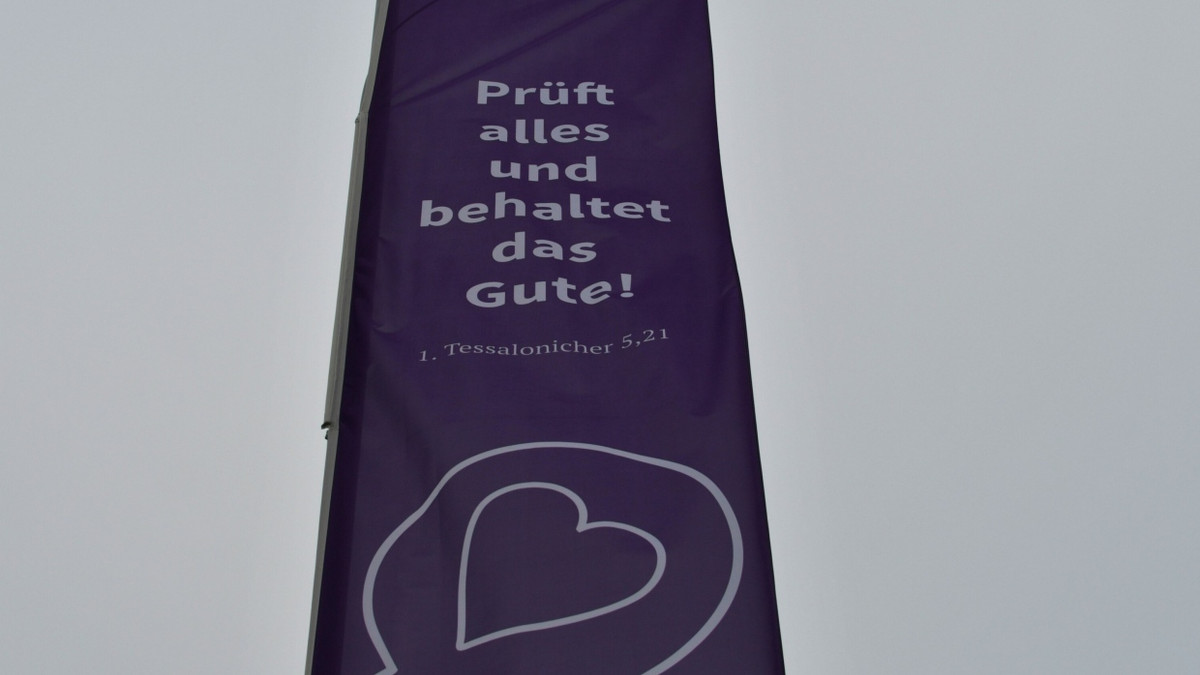 Kirchliche Beflaggung: Wo bleibt die eigene Botschaft? Kirchliche Beflaggung: Wo bleibt die eigene Botschaft?