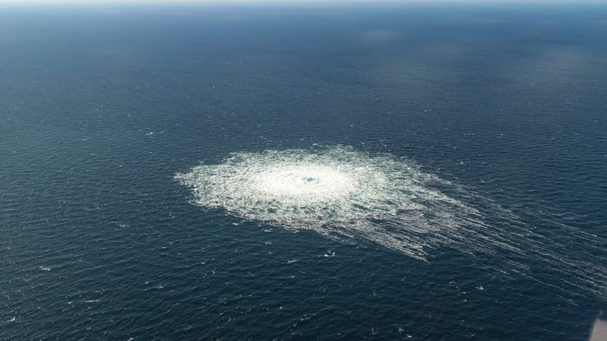 Das vom dänischen Verteidigungskommando zur Verfügung gestellte Foto zeigt das Nord-Stream-2-Gasleck in der Nähe von Bornholm aus der Luft im Jahr 2022 - dpa