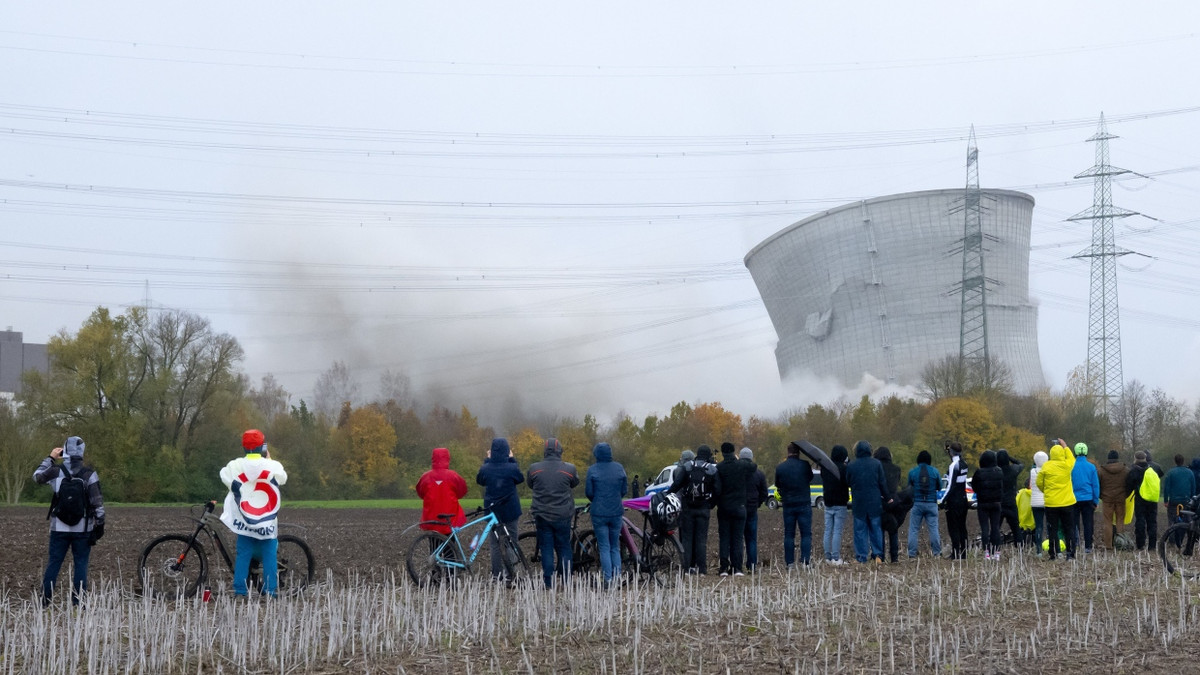 Ende eines emissionsarmen Kraftwerks: Kühlturm des AKW Gundremmingen während seiner Sprengung - dpa