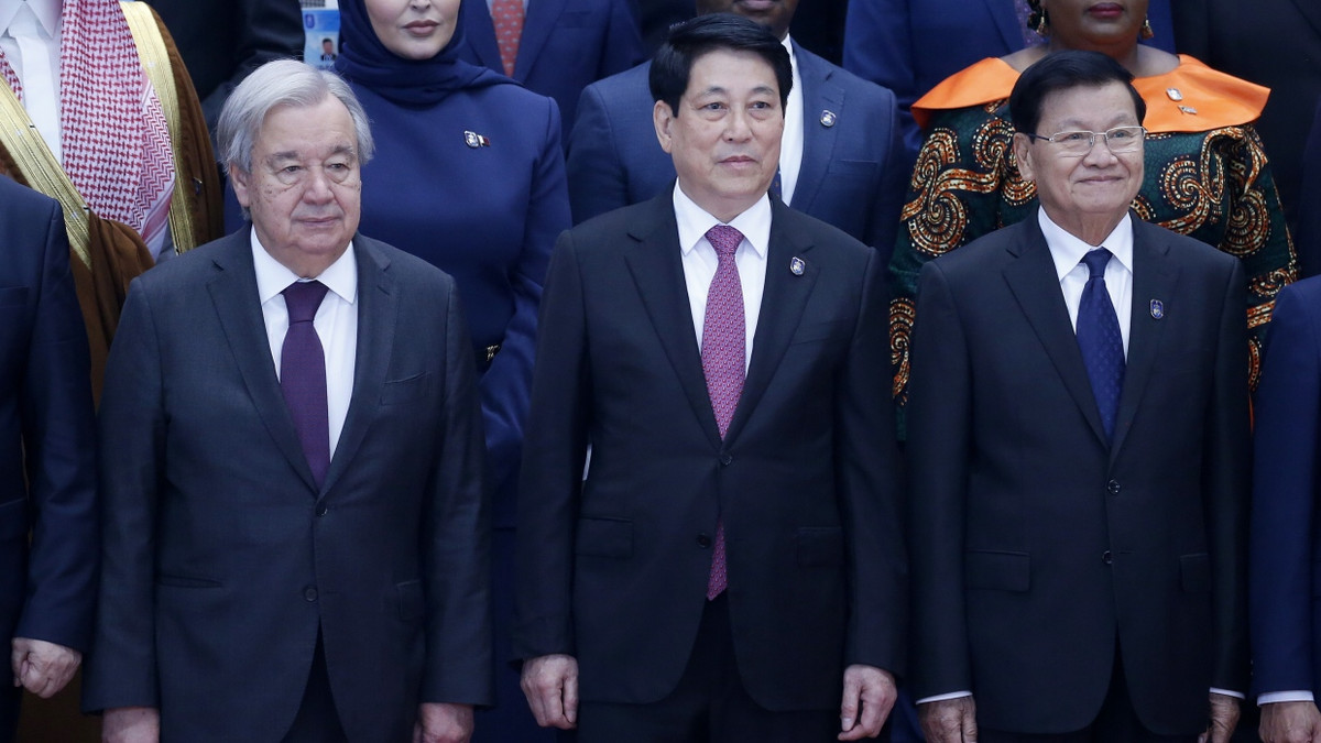 Der Generalsekretär der Vereinten Nationen, António Guterres, der vietnamesische Präsident Luong Cuong und der Präsident von Laos Thongloun Sisoulith bei der Unterzeichnungszeremonie am Samstag - EPA