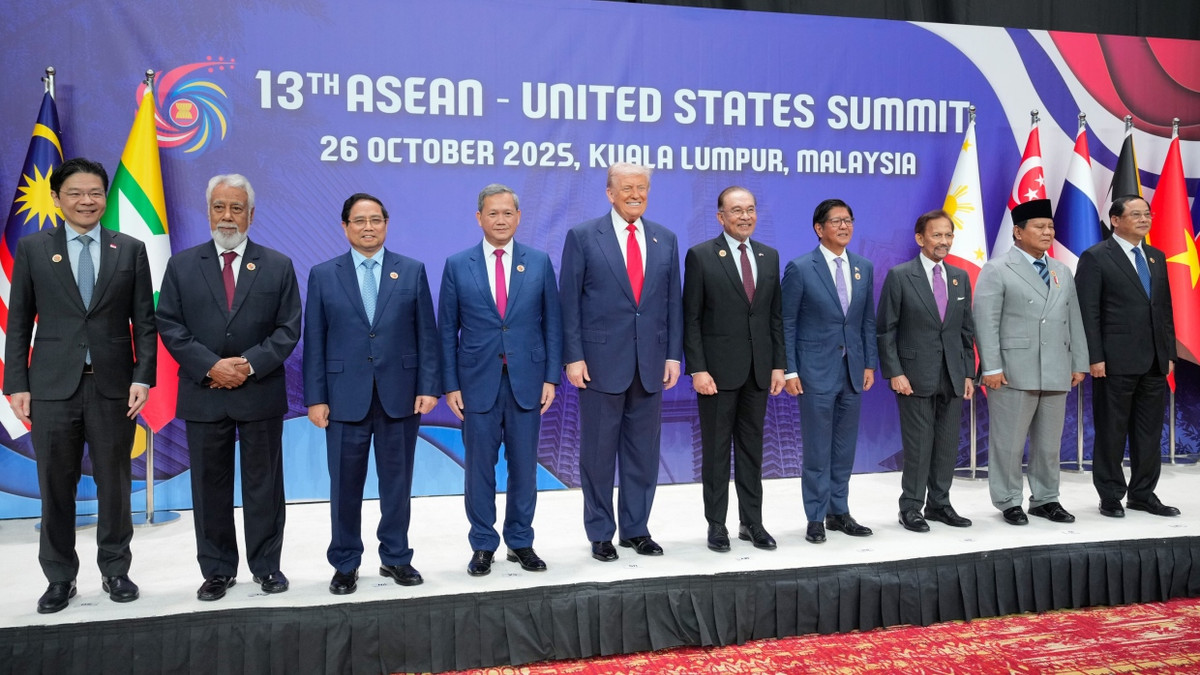 Staats- und Regierungschefs der ASEAN-Staaten mit US-Präsident Trump am Sonntag in Malaysia - dpa