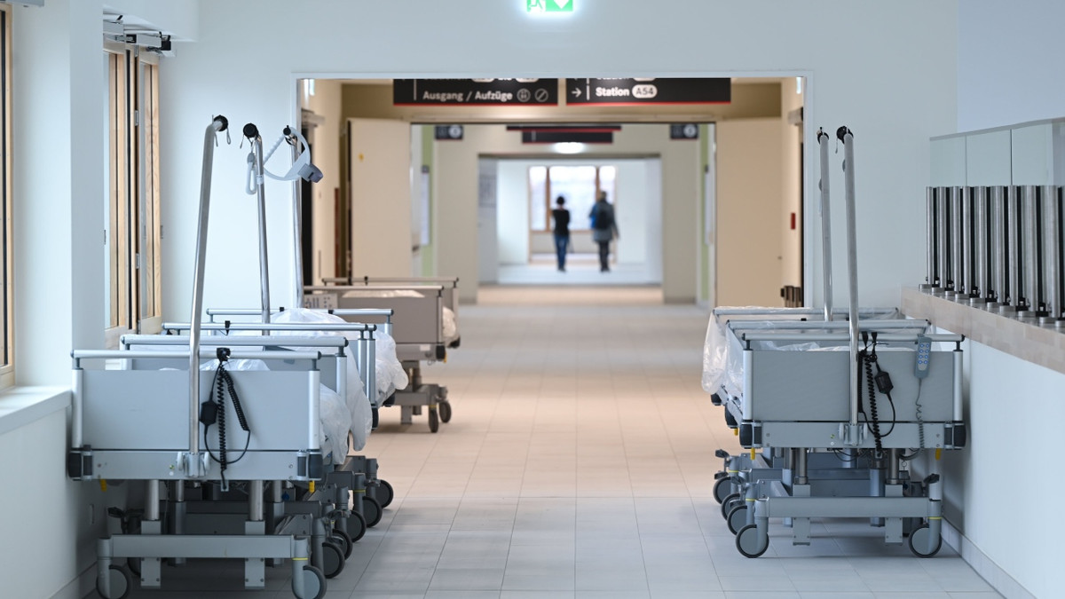 Wie viele Betten, wie viele Patienten, welche Vergütung? Bundesgesundheitsmisterin Nina Warken will zwei Milliarden Euro einsparen. - dpa