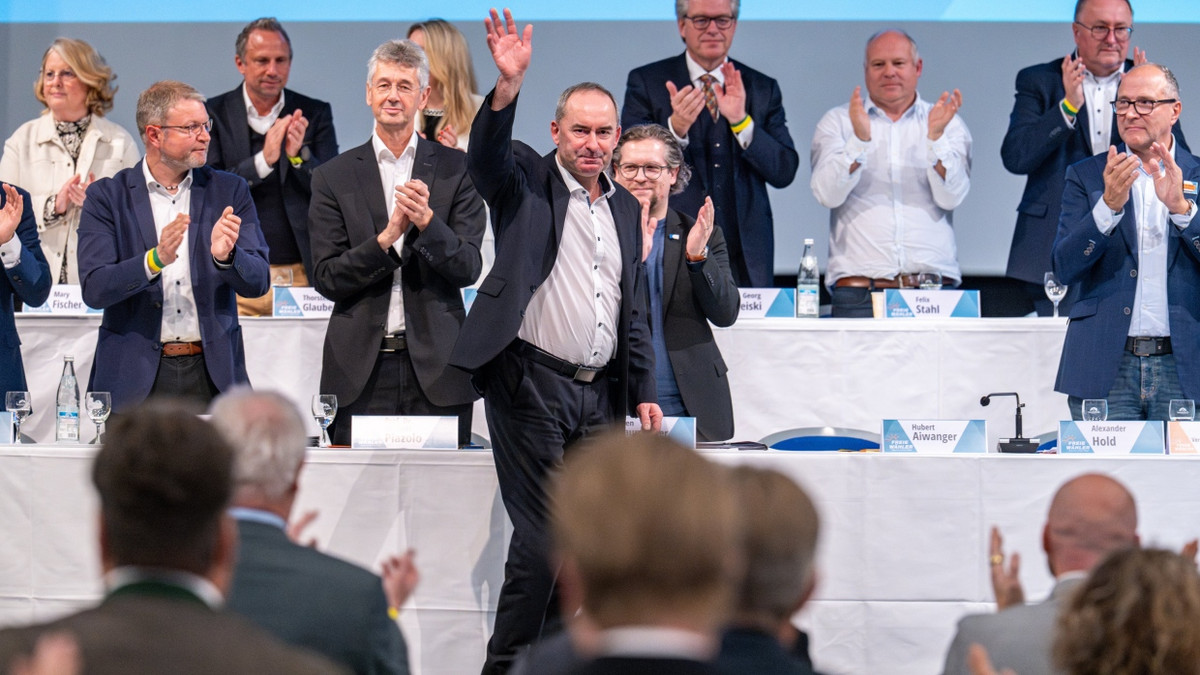Hubert Aiwanger, Vorsitzender der Freien Wähler, nach seiner Rede auf der Landesversammlung in der Joseph-von-Fraunhofer-Halle in Straubing - dpa