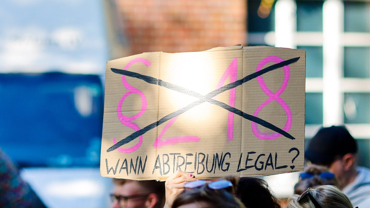 Liveblog Bundespolitik: Schwerin plant neuen Vorstoß für Reform des Paragrafen 218