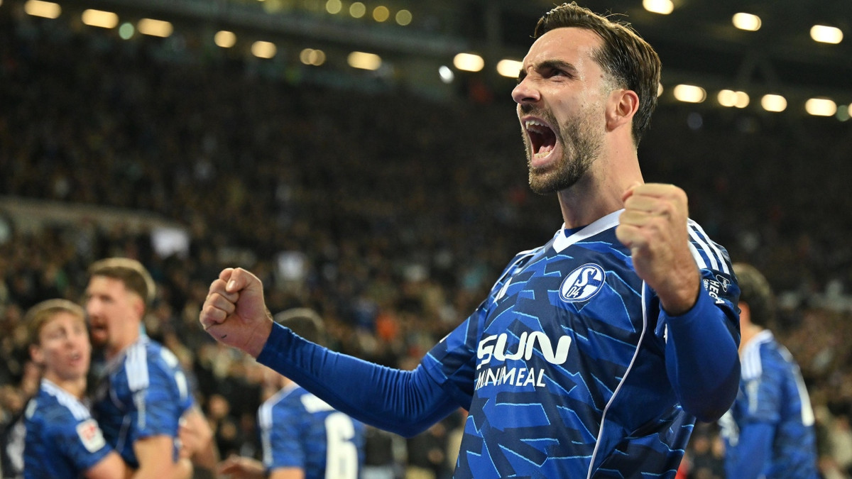 Das kann sich sehen lassen: Kenan Karaman und Schalke 04 siegen in Hannover. - dpa