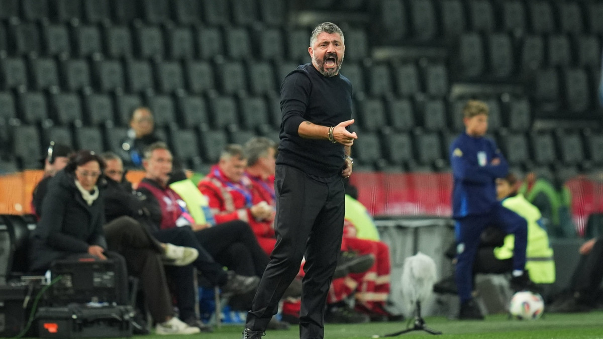 Italiens Trainer Gennaro Gattuso steht vor einer leeren Tribüne. - dpa