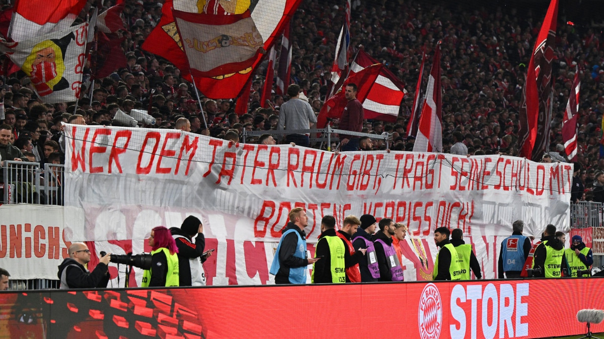 Fans von München zeigen ein Banner mit der Aufschrift: „Wer dem Täter Raum gibt, trägt seine Schuld mit – Boateng verpiss Dich!“ - dpa