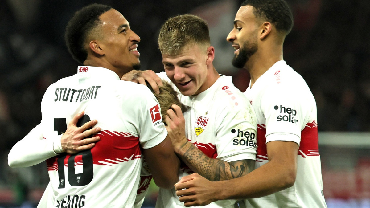 Jubeltraube: Die Stuttgarter Mitspieler feiern ihren Torschützen Chris Führich. - EPA