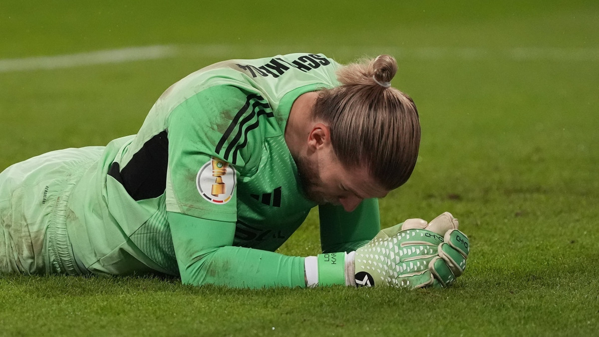 Am Boden: Schalkes Torwart Loris Karius - dpa