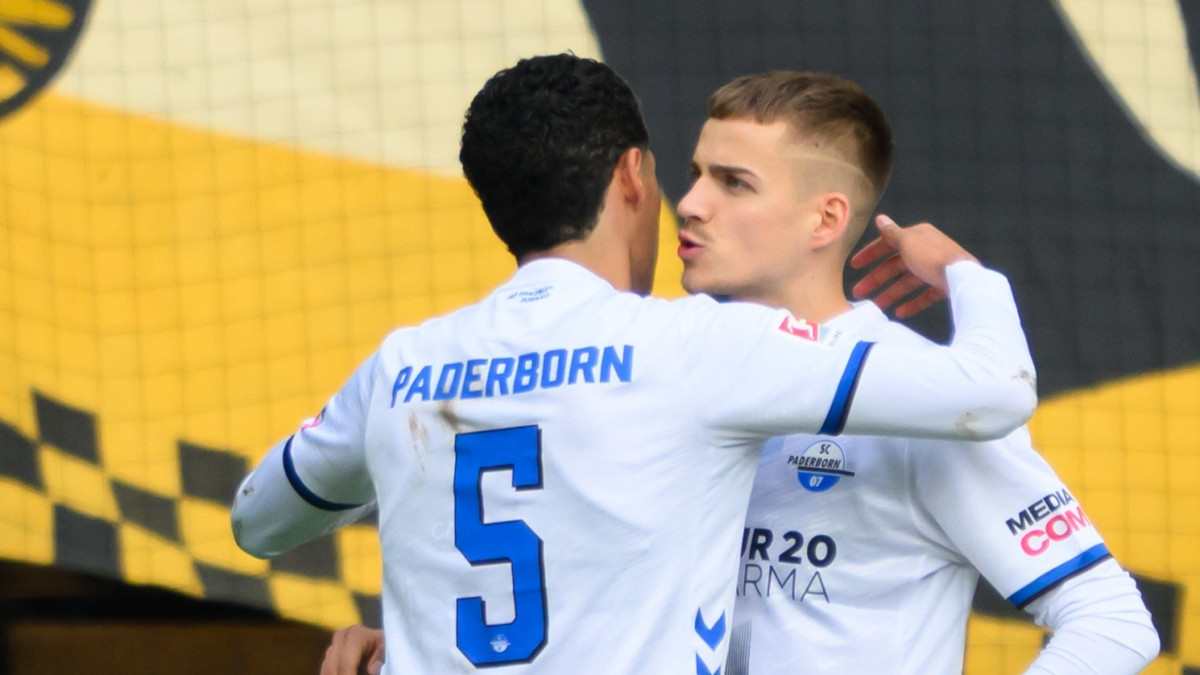 Filip Bilbija (rechts) und Santiago Castaneda jubeln nach dem Elfmeter zum 1:1. - dpa