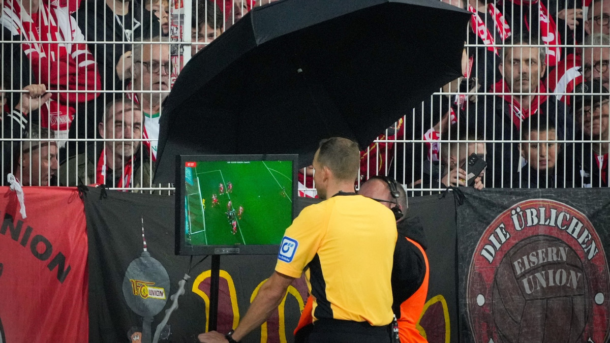 Urs Meier über den VAR: „Hört auf mit dem Scheiß!“